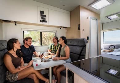 Gemütliches Zusammensitzen im Beach Camper von Maui Australien