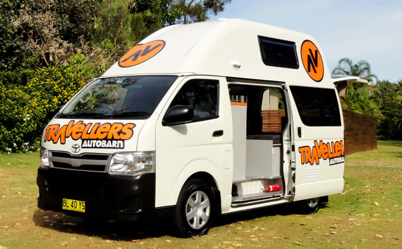 Ansicht mit offener Schiebetür des Kuga Campervan von Travellers Autobarn Neuseeland