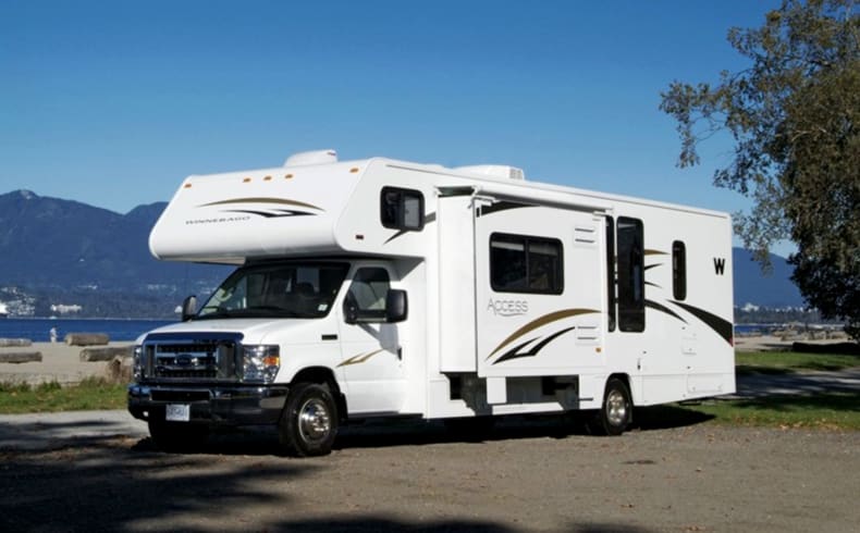 Ansicht mit Slideout des C-XLarge Wohnmobil von Fraserway RV Kanada
