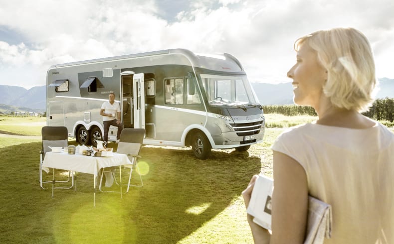 Beim Frühstücken vor dem Premium Luxury von McRent Deutschland