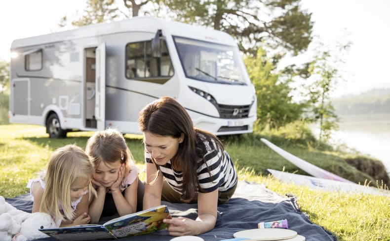 Beim vorlesen vor dem Compact Luxury von McRent Schweden