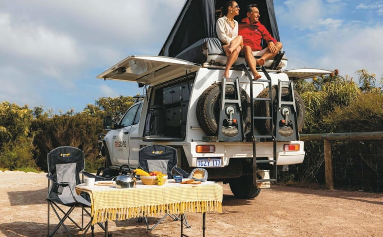 Entspannen auf dem Dach des 2 Personen 4WD Camper von Redsands Campers Australien