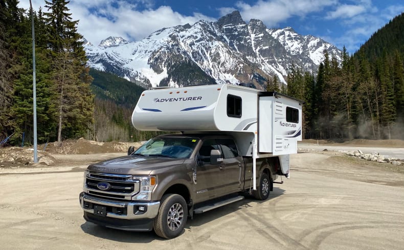 Front und Seitenansicht des Truck Camper Slide-Bunk von Fraserway RV Kanada
