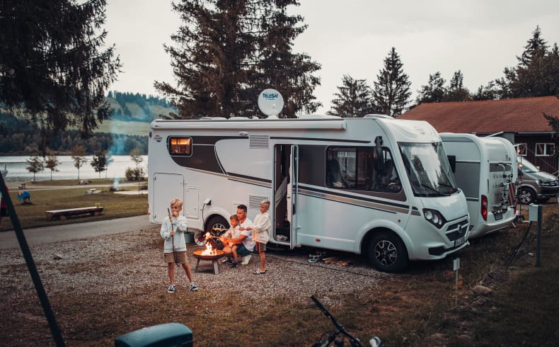 Am Lagerfeuer mit dem Active First von rent easy Italien