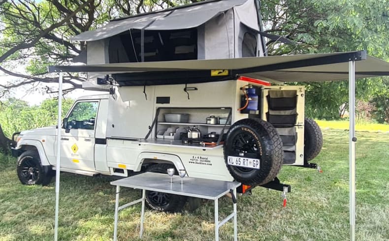 Beim Campen im grünen mit dem Toyota Land Cruiser Bushcamper (CruCAM) von Bushlore Afrika