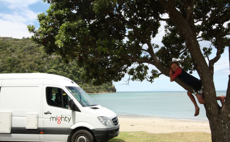 Gemütliches Abhängen vor dem Camper Deuce von Mighty Australien