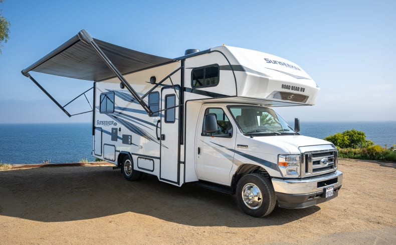 Roadbear USA Class M Seitenansicht mit Markise