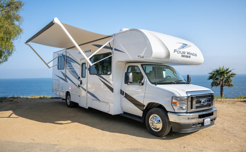 Frontansicht mit Markise des Roadbear USA Class R (C) 29-31ft