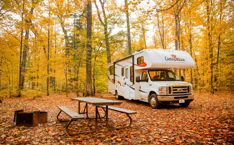 Im Herbst Wald mit dem MHB Motorhome von CanaDream Kanada