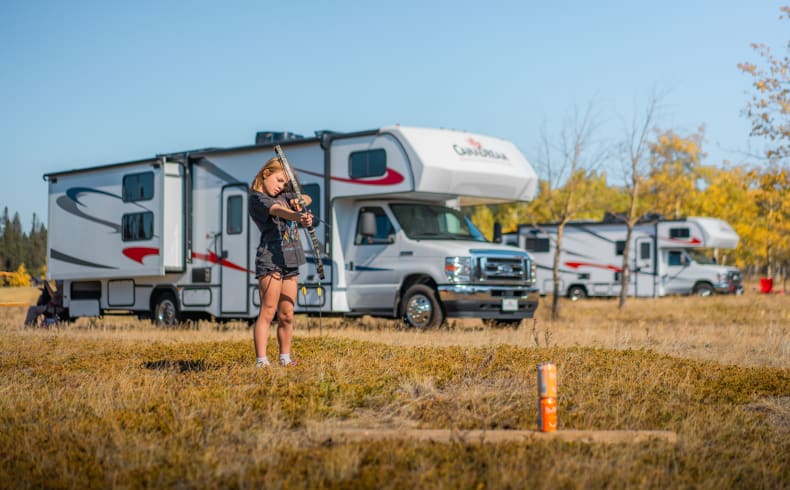Beim Bogenschießen vor dem MHX Motorhome von CanaDream Kanada