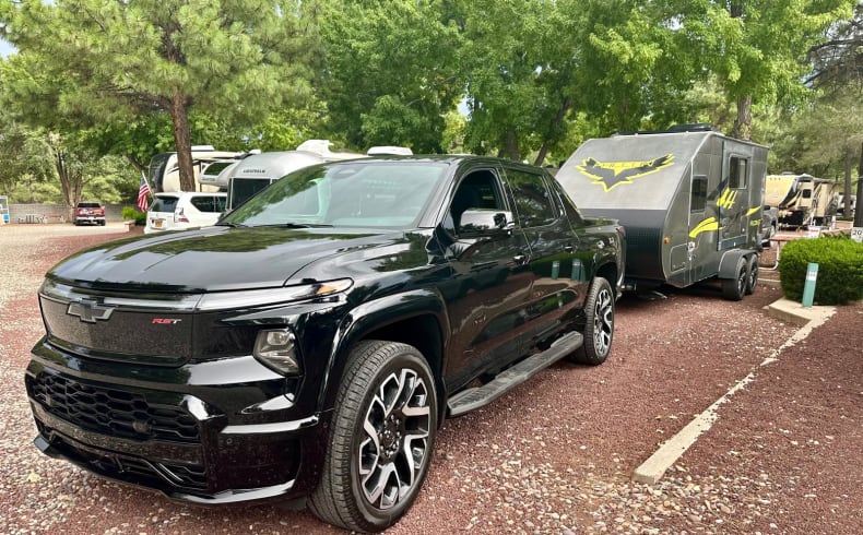 Road Camper C5 - Elektro Auto mit Wohnwagen 21ft