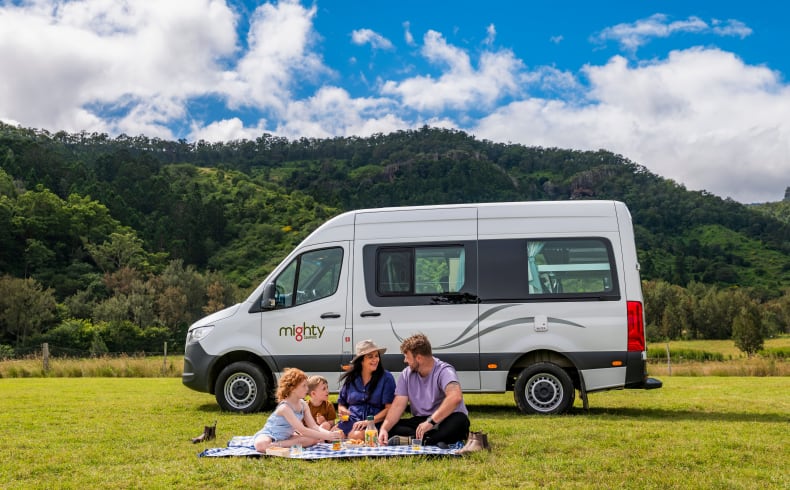 Picknick vor dem Double Down Camper von Mighty in Australien